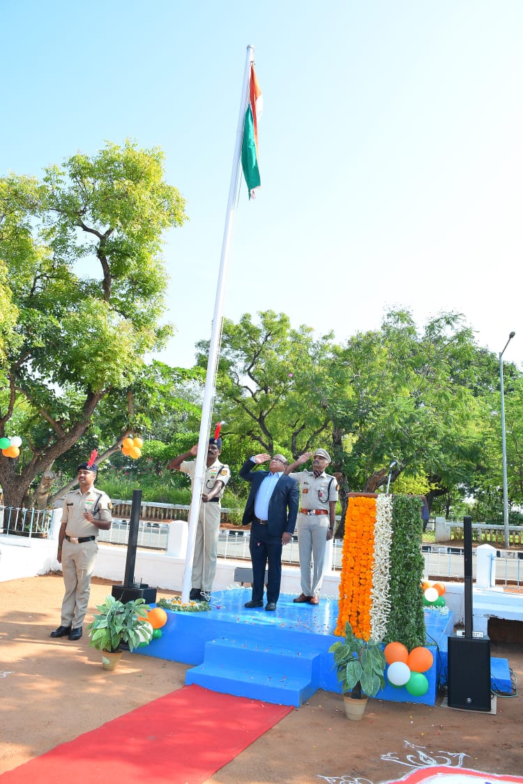 aaimduairport's tweet photo. On the occasion of 77th independence day, the Tricolor flag was hoisted by Airport Director Shri P. Muthu Kumar at Madurai Airport in the presence of AAI officials and CISF and other stakeholders
#Aaiofficial #Moca_Goi #AAIRHQ #DGCAINDIA #pibindia https://t.co/G679tc6qok