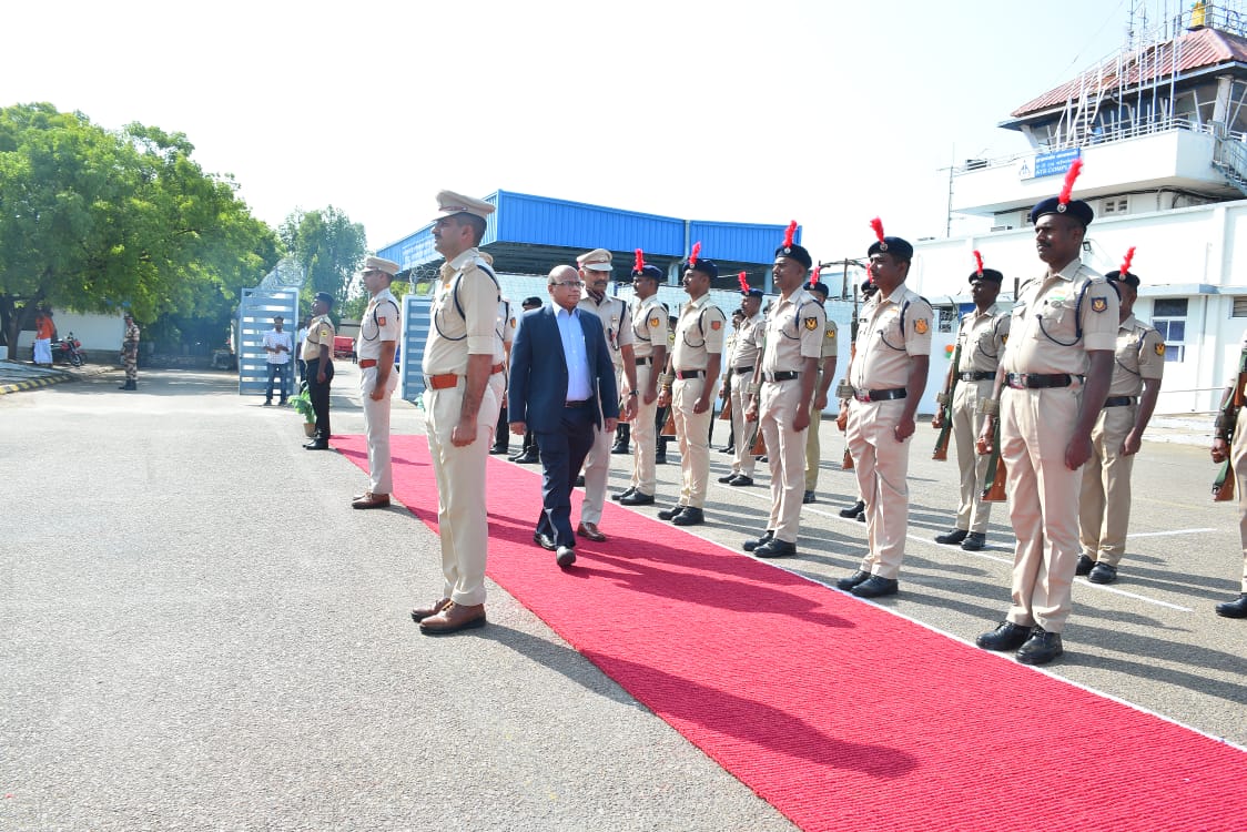 aaimduairport's tweet photo. On the occasion of 77th independence day, the Tricolor flag was hoisted by Airport Director Shri P. Muthu Kumar at Madurai Airport in the presence of AAI officials and CISF and other stakeholders
#Aaiofficial #Moca_Goi #AAIRHQ #DGCAINDIA #pibindia https://t.co/G679tc6qok