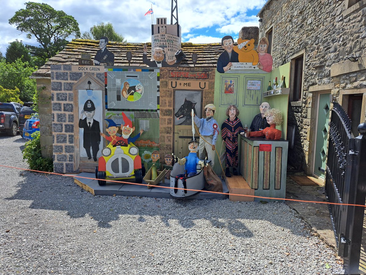 BenOxlade1's tweet photo. Started with an eye appointment for R to double check his eyes for the #Orkambi he's on at @BTHFT, he wasn't very cooperative, but the staff member was very helpful and kind. Then to a Great time for H &amp; R at the @Scarecrowsfest #Kettlewell today, with scarecrows and ice cream! https://t.co/MC9o9dKWKp