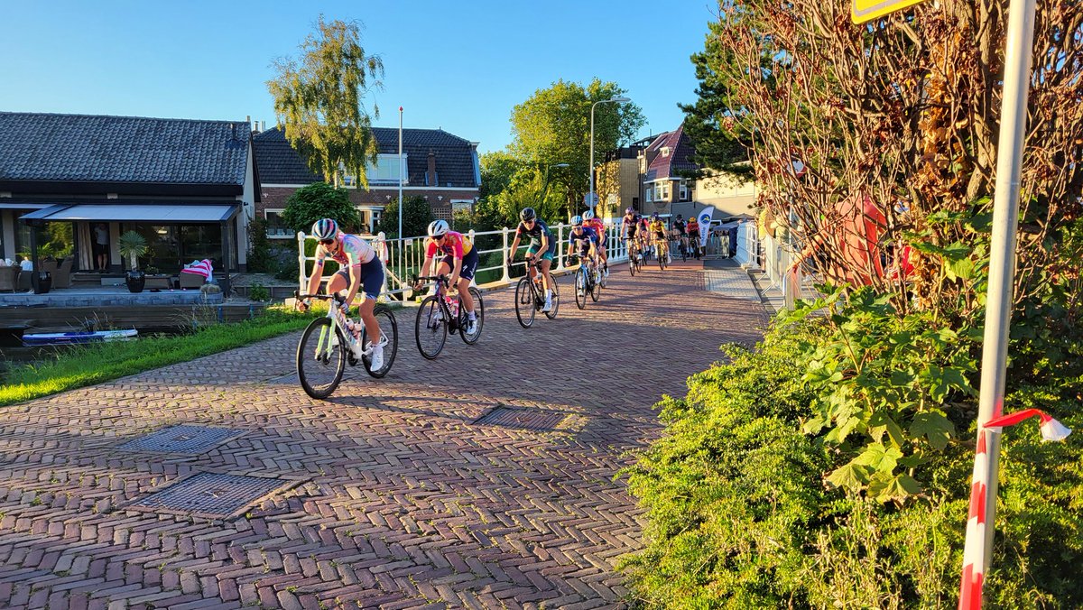StefanvdM's tweet photo. Grote drukte bij @wielerspektakel in #Naaldwijk, met deelname van oa Annemiek van Vleuten, Riejanne en Femke Markens en Chantal Blaak https://t.co/S3yEIdG1vJ