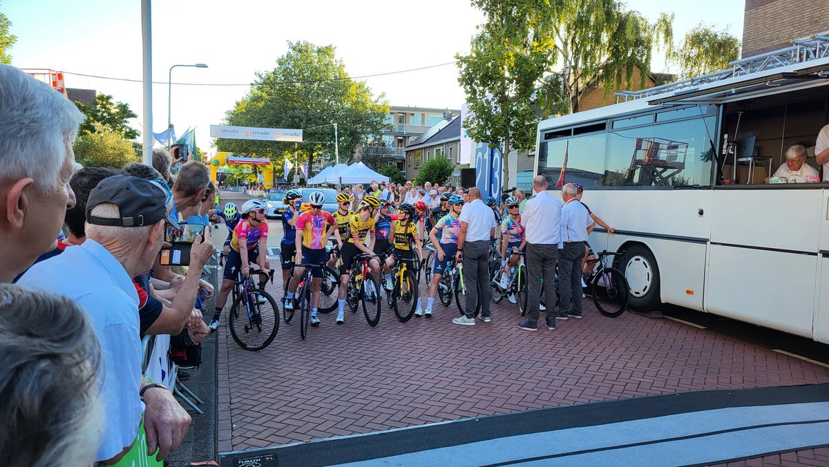 StefanvdM's tweet photo. Grote drukte bij @wielerspektakel in #Naaldwijk, met deelname van oa Annemiek van Vleuten, Riejanne en Femke Markens en Chantal Blaak https://t.co/S3yEIdG1vJ