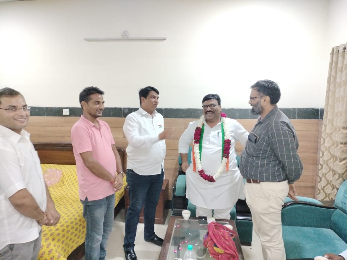 mdchopdarinc's tweet photo. आज जोधपुर पहुंचने पर जिला अल्पसंख्यक कल्याण अधिकारी जनाब गुलाम मोहम्मद साहब, पैरा टीचर संघ के प्रदेश अध्यक्ष आजम खान पठान जी, यूनानी चिकित्सक संघ के प्रदेश अध्यक्ष डॉक्टर आदम सिसौदिया जी, कांग्रेसी जनों एवं शहर के गणमान्य जनों ने आत्मीय सम्मान-स्वागत किया। https://t.co/Jt5iIbOyyf