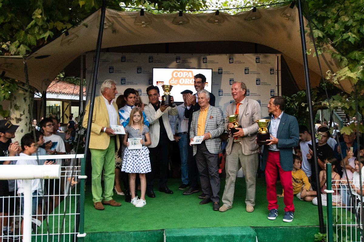 HipodromoSnSn's tweet photo. 🏇 5. Lasterketa - 11. Jardunaldia
📅 2023 / 08 / 15
🥇 Donostiako Urrezko Kopa - Copa de Oro de San Sebastián (Categoría A) - 2.400 metros.

🐴 IL DECAMERONE (FR)
🧢 Ricardo Sousa
👤 Óscar Anaya
👕 Reza Pazooki

📋 Orden definitivo: 2 - 4 - 5 - 3 - 6

🎉 Zorionak!

📸 @argindar https://t.co/hEtjAPjO99