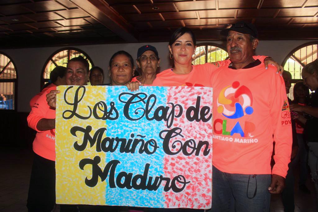 johanitakenpo's tweet photo. #15Ago Siempre es grato encontrarnos con nuestros líderes y lideresas CLAP del municipio #Mariño para conversar sobre su gran labor y reconocer su participación en el plan de formación para la promoción del sistema agroalimentario nutricional. ¡Sigan adelante! #InnovarParaCrecer https://t.co/qjV4mwDFE1