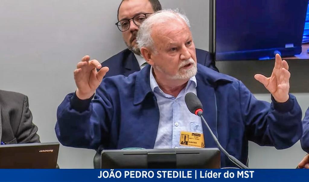 MST_Oficial's tweet photo. "Não adotamos essa terminologia de presidente, tesoureiro, secretário. Nós até gostávamos de ter presidente. Mas os presidentes de movimento camponês nesse país são mortos prematuramente." 

#TôComMST https://t.co/lsFQo5wpWd