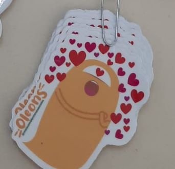 Estão fazendo um projeto de reciclagem de óleo nas escolas municipais e cada aluno que levar 1 litro de óleo vai ganhar adesivos com o mascote.

O mascote: