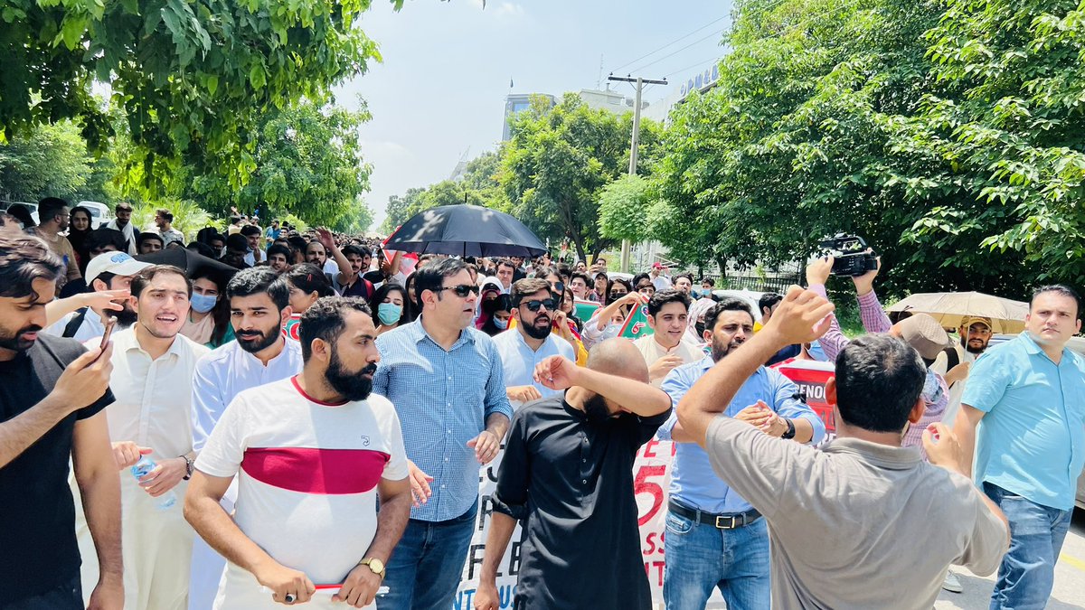 tahirkhan_dr's tweet photo. @anwaar_kakar FMG's on the roads for there legal rights , PMC have wasted 3 years to reverse there black law &amp; tht time PM&amp;DC officials were against tht law , but Now PM&amp;DC come in power &amp; implemented the same black law for FMG's, which was changed earlier. Sir 
@anwaar_kakar Need ur attention https://t.co/jcHOSyuT8M
