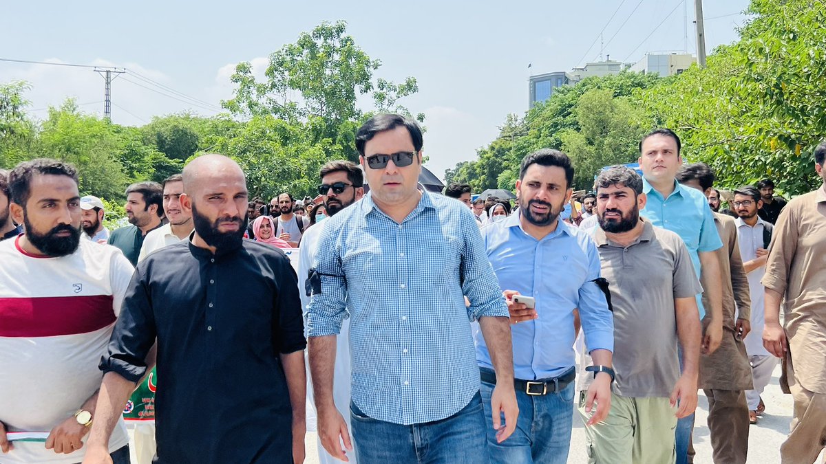 tahirkhan_dr's tweet photo. @anwaar_kakar FMG's on the roads for there legal rights , PMC have wasted 3 years to reverse there black law &amp; tht time PM&amp;DC officials were against tht law , but Now PM&amp;DC come in power &amp; implemented the same black law for FMG's, which was changed earlier. Sir 
@anwaar_kakar Need ur attention https://t.co/jcHOSyuT8M