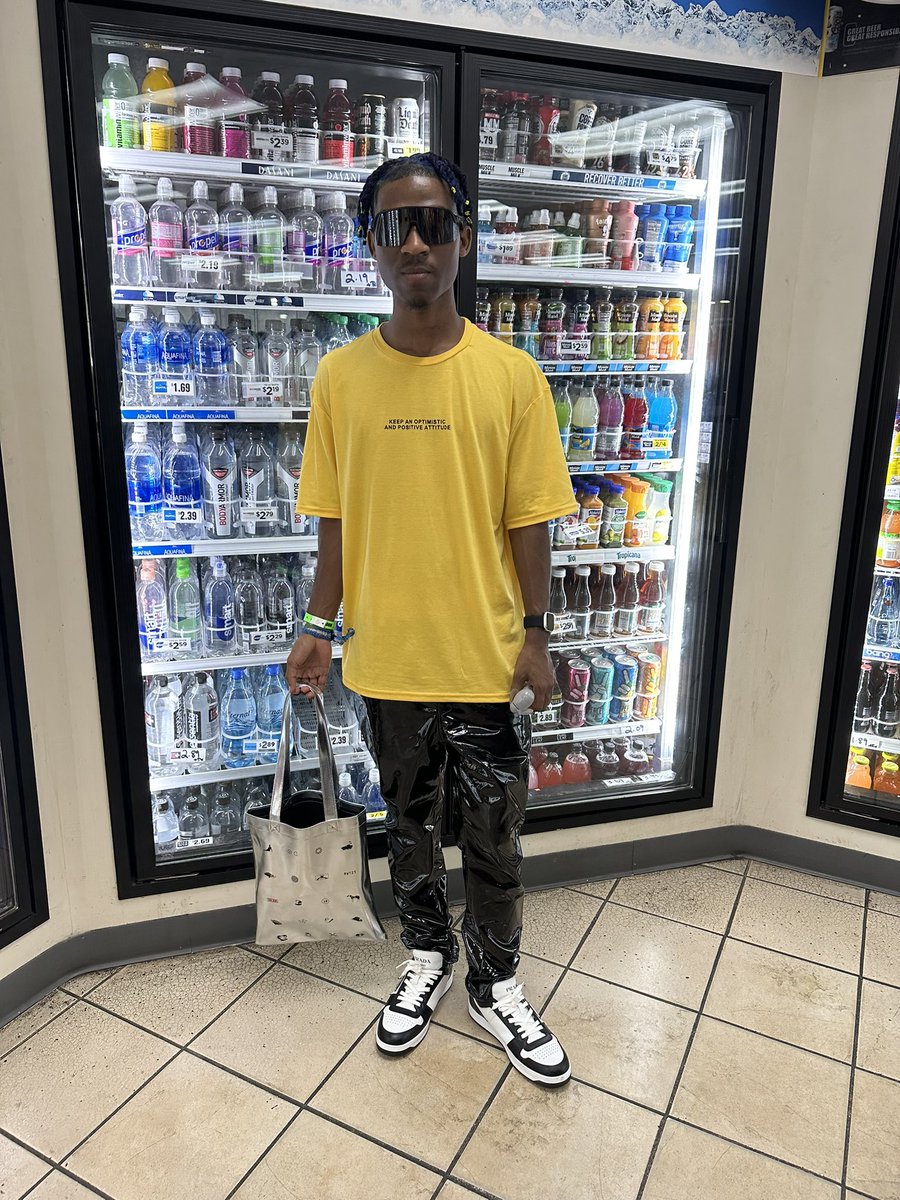 Theyfwnell's tweet photo. Instagram : iammdarnell 💙

Pics from Friday Beyoncé 🐝💛🖤

All the hating bixtches to the back , big Stepper 🐝.

#RWT2023 #purehoney #BeyonceAtlanta #RENAISSANCEWOLRDTOUR https://t.co/R5c0abrcdt