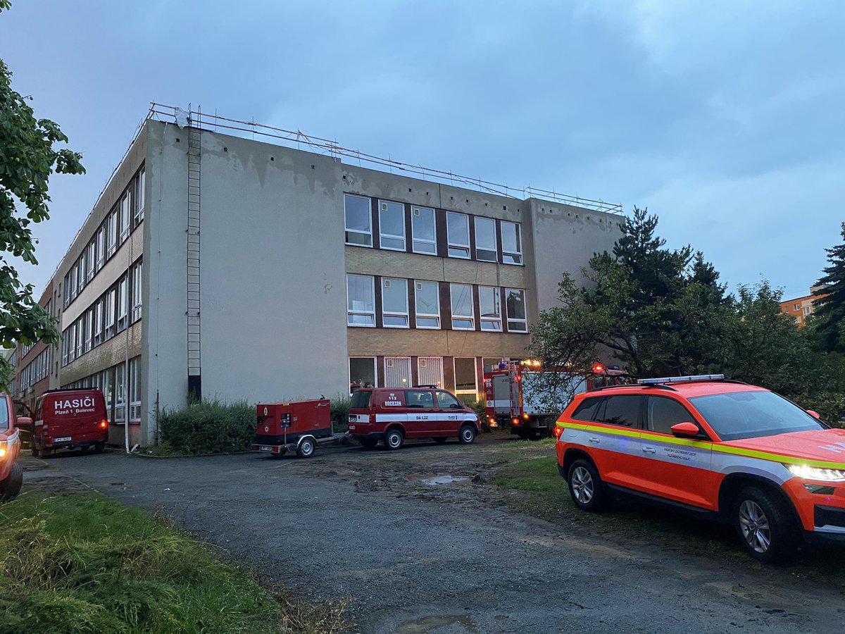 4. ZŠ v Plzni Lochotíně přes léto rekonstruovala střechu. Po silných přívalových deštích je část třetího patra mokrá. Voda stéká i do nižších pater. Hasiči se teď snaží vystěhovat a zachránit co se dá. Zasahují i u popadaných stromů a zatopených sklepů a garáží. <a href="/ct24/">CT</a> #bourky