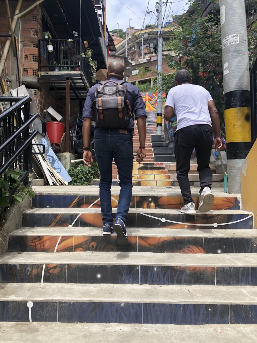 josefabians2's tweet photo. Importante recorrido en la #comuna13, resultado: lo que para algunos es turismo, para otros, todavía duele lo que el estado de turno hizo, pagaron inocentes. La comuna con más resiliencia de Medellín. @Luisavendano26 @Lindauer1991 https://t.co/59Blx3SC5l