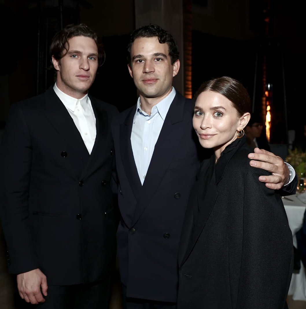 GlamourMex's tweet image. AW! #AshleyOlsen le ha dado la bienvenida a su primer hijo con su marido Louis Eisner: trib.al/RSM1kgC ❤️🤰🏻