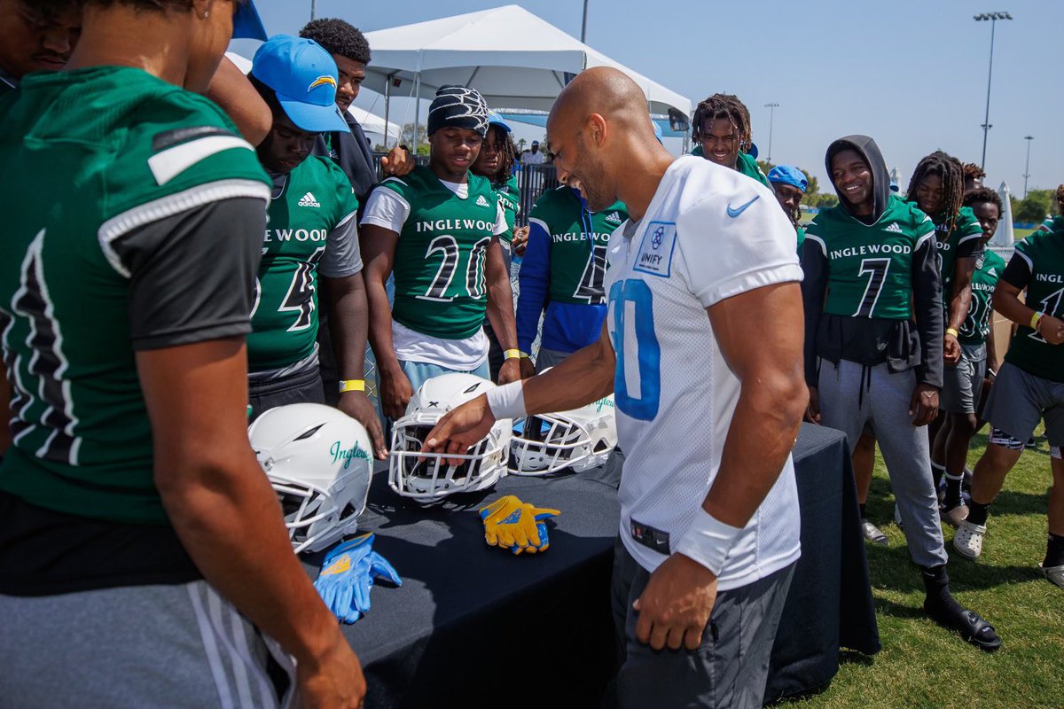 Austin Ekeler (@austinekeler) on Twitter photo The <a href="/AE30Foundation/">Austin Ekeler Foundation</a> teamed up with <a href="/chargers/">Los Angeles Chargers</a> to provide new helmets, cleats, and gloves to the Inglewood HS football team. Our stadium is located in Inglewood, CA, so it was great to meet some of the kids in our area🤘🏽
Check out our projects at austinekeler.com/projects/ The <a href="/AE30Foundation/">Austin Ekeler Foundation</a> teamed up with <a href="/chargers/">Los Angeles Chargers</a> to provide new helmets, cleats, and gloves to the Inglewood HS football team. Our stadium is located in Inglewood, CA, so it was great to meet some of the kids in our area🤘🏽
Check out our projects at austinekeler.com/projects/