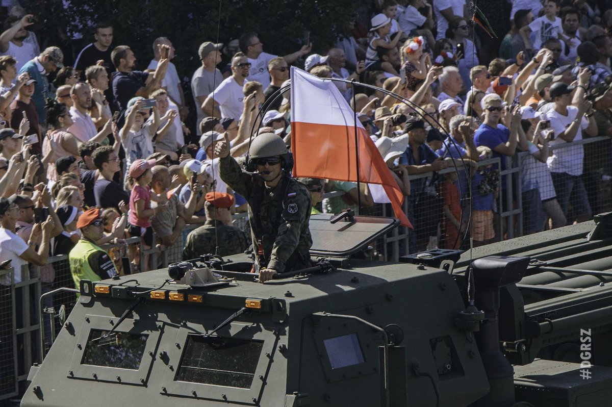 DGeneralneRSZ's tweet photo. Za tysiące pozdrowień! Za każdą biało-czerwoną koszulkę! Za Waszą tłumną obecność! DZIĘKUJEMY 🙌! 

#SILNABIAŁOCZERWONA 🇵🇱 @MON_GOV_PL x @SztabGenWP x @BG_Poland_eFP https://t.co/gPH23SqAr8