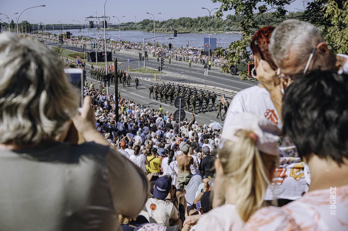 DGeneralneRSZ's tweet photo. Za tysiące pozdrowień! Za każdą biało-czerwoną koszulkę! Za Waszą tłumną obecność! DZIĘKUJEMY 🙌! 

#SILNABIAŁOCZERWONA 🇵🇱 @MON_GOV_PL x @SztabGenWP x @BG_Poland_eFP https://t.co/gPH23SqAr8