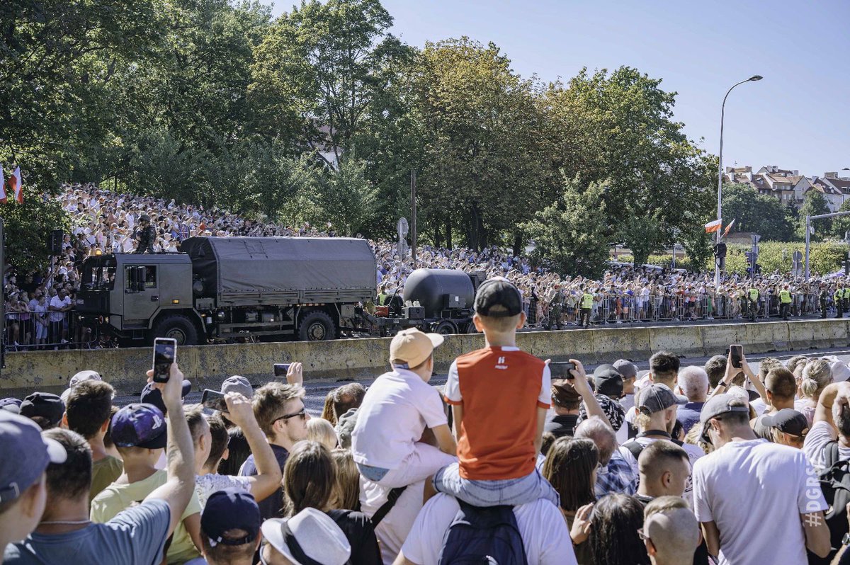DGeneralneRSZ's tweet photo. Za tysiące pozdrowień! Za każdą biało-czerwoną koszulkę! Za Waszą tłumną obecność! DZIĘKUJEMY 🙌! 

#SILNABIAŁOCZERWONA 🇵🇱 @MON_GOV_PL x @SztabGenWP x @BG_Poland_eFP https://t.co/gPH23SqAr8
