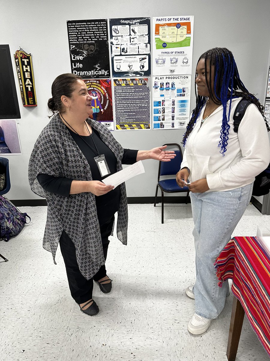cnicholasmorris's tweet photo. Greeting new Theatre I students at Southwest HS. @fwisdvpa @CannonJesse2 @lisamcastillo @charliegarciafw #fwfirstday #onefortworth https://t.co/Uj0pAGClh4