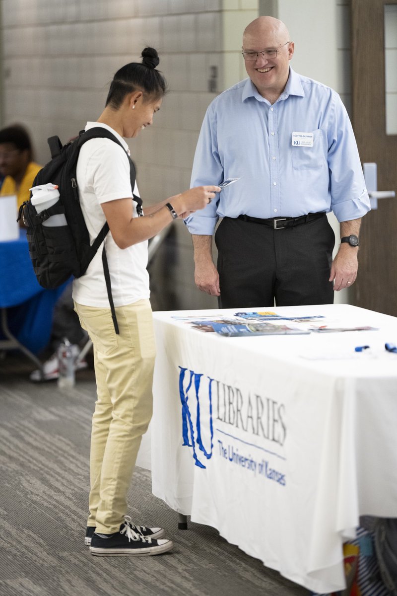 kulibraries's tweet photo. 🤝 Making new friends at the @KU_CTE New GTA Resource Fair. 

KU Libraries' Center for Graduate Initiatives and Engagement supports students in their roles as advanced students, researchers, teachers, future academics and professionals. https://t.co/4Bu8I5C4ZD