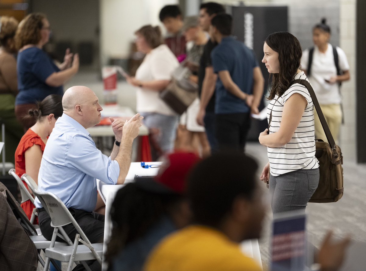 kulibraries's tweet photo. 🤝 Making new friends at the @KU_CTE New GTA Resource Fair. 

KU Libraries' Center for Graduate Initiatives and Engagement supports students in their roles as advanced students, researchers, teachers, future academics and professionals. https://t.co/4Bu8I5C4ZD