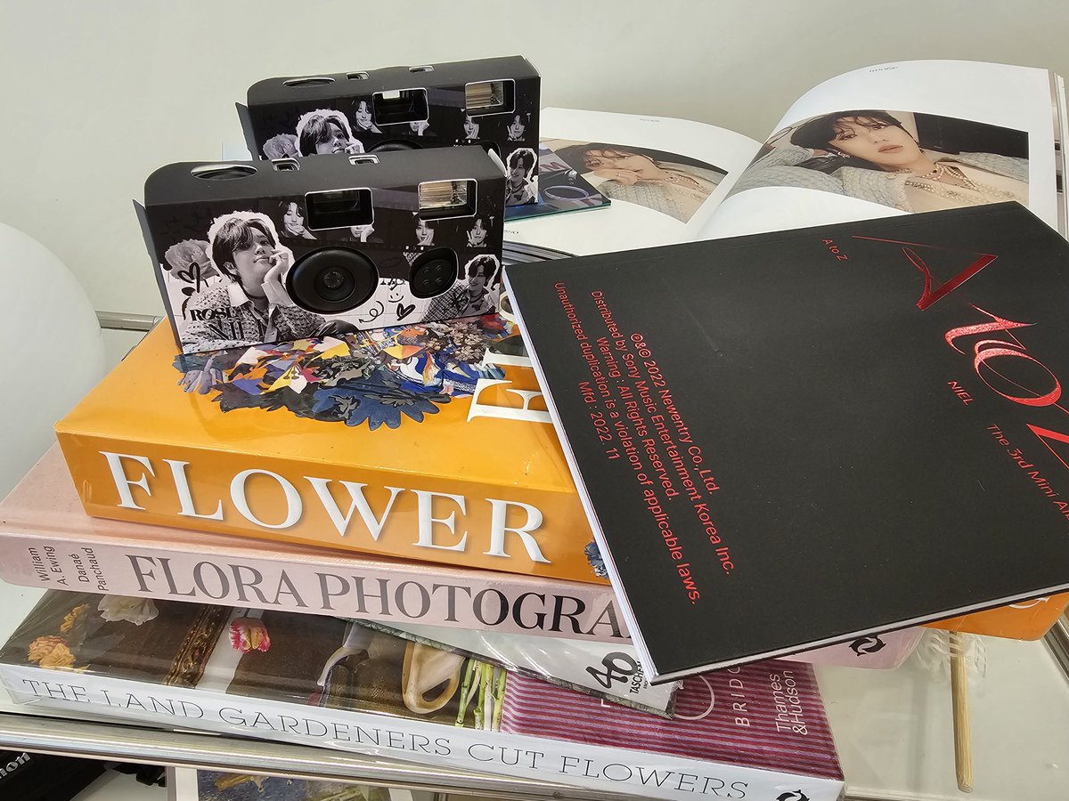 멈춰서서 하나하나 볼 수 밖에 없었던
니엘 생일 꽃집 이오니플라워 💐🌹

유진이도, 녜루지도, 감성보컬도 한데 모여있던 순간들의 기록
그 속에 함께 담길 수 있었던 흑백 폴라로이드
니엘이의 감성으로 꾸며진, 가삿말에 등장할 법한 공간

#스물아홉번째_여름날의_깜고에게_하얀장미를