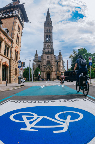 #Stuttgart ist um eine Fahrradstraße reicher.

🚴‍♀️&amp;🚴‍♂️genießen im Bezirk Süd auf der Möhringer Straße Vorfahrt, 🚗sind "nur zu Gast". 

"Weitere Strecken sind in Planung, etwa die Fortführung Richtung Vaihingen", sagt der Leiter des Tiefbauamts, Jürgen Mutz.
stuttgart.de/pressemitteilu…