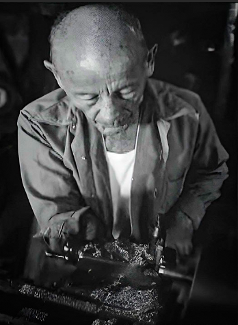 LaInventadera's tweet photo. #Nuevo #15Ago

Don Luis Zambrano entre la ciencia y el saber campesino

Se cumplen 33 años de la partida física de don Luis Zambrano, el genio campesino de Bailadores (Mérida). Acá lo honramos con una semblanza.

✍️ Teresa Ovalles Márquez @Candanguita3 

📰https://t.co/djzYoKdnFh https://t.co/FUuQNNo9vw