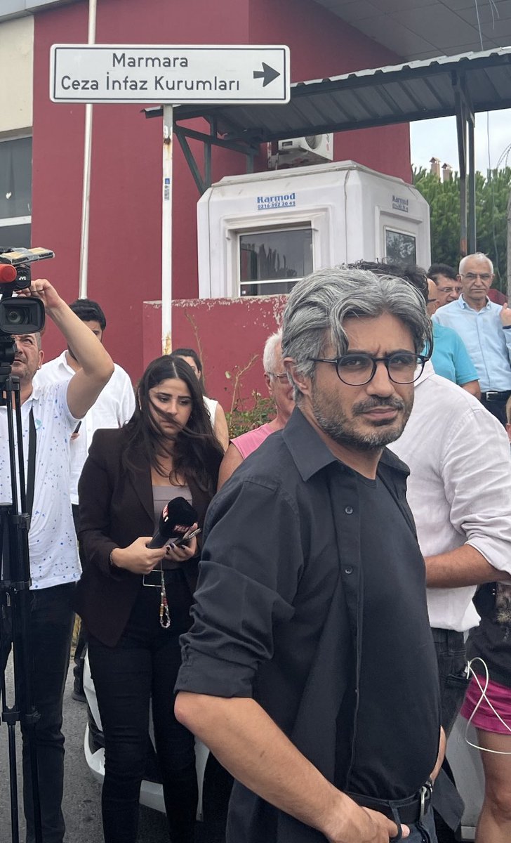 Katiller, uyuşturucu kaçakçıları, tecavüzcüler, hırsızlar, dolandırıcılar tahliye edilirken Barış Pehlivan bugün 5. kez cezaevine girdi.

Özür dileriz.