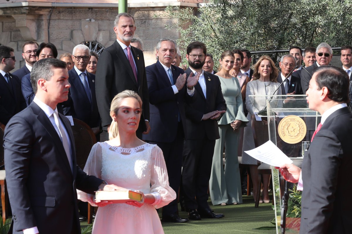 CasaReal's tweet photo. 🇵🇾El Rey ha asistido a la ceremonia de Traspaso del Mando Presidencial al presidente electo de la República del Paraguay, Santiago Peña, celebrada en el Palacio de López de Asunción.

➡️https://t.co/ZbyjxjnMoK https://t.co/6grpfFRuZd
