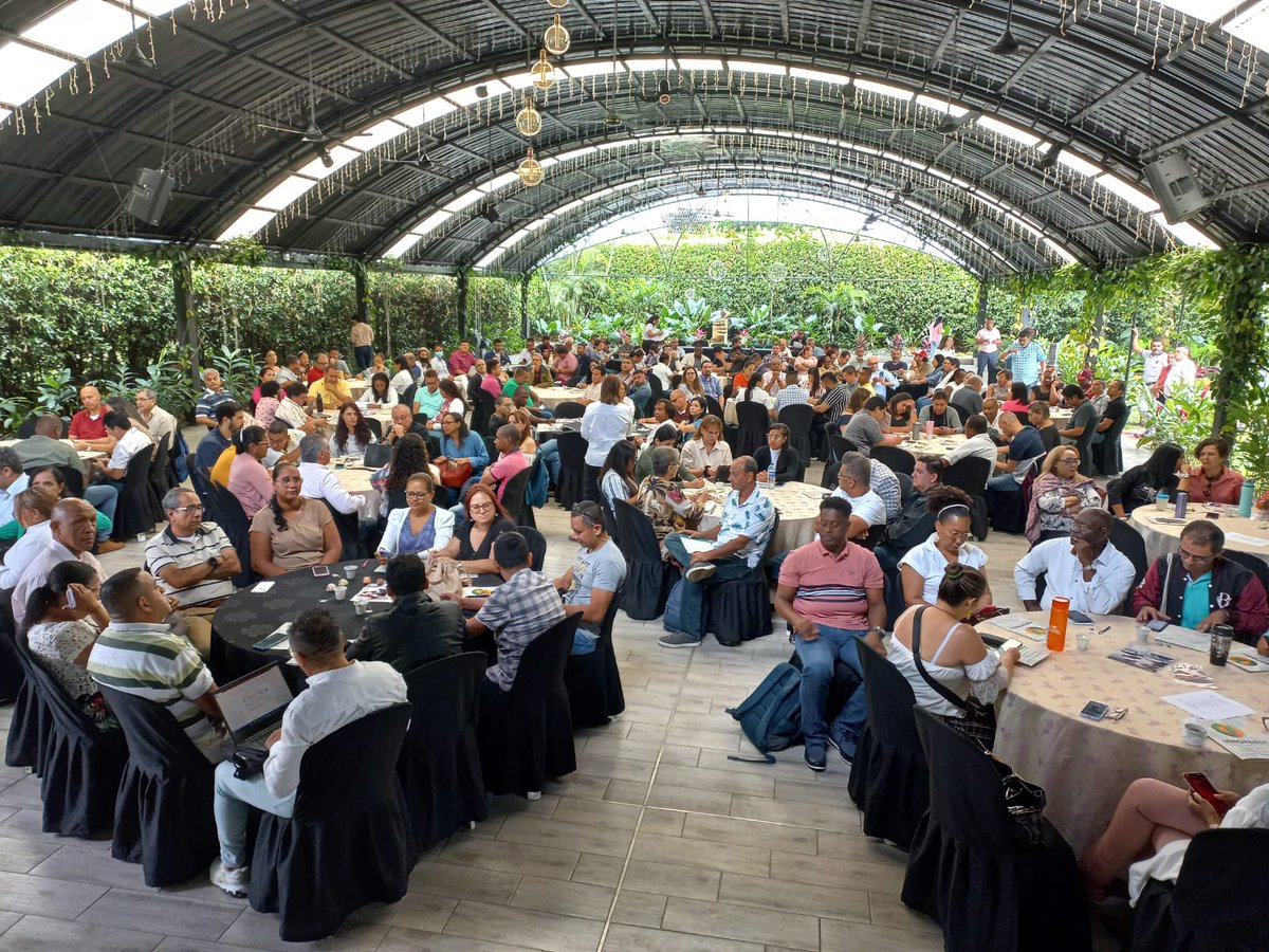 NoralbaGarcia's tweet photo. 📢 con más de 200 docentes y directivos damos inicio a la experiencia de Aprendizaje Activo💢 La ciencia 🔬y su capacidad de asombro, acciones de @Educacion_Cali para la incorporación de las TIC en el aula. #EncuentroLideresTicCali
@Educacion_Cali
@RedTiCali https://t.co/sFVaUK2FFR