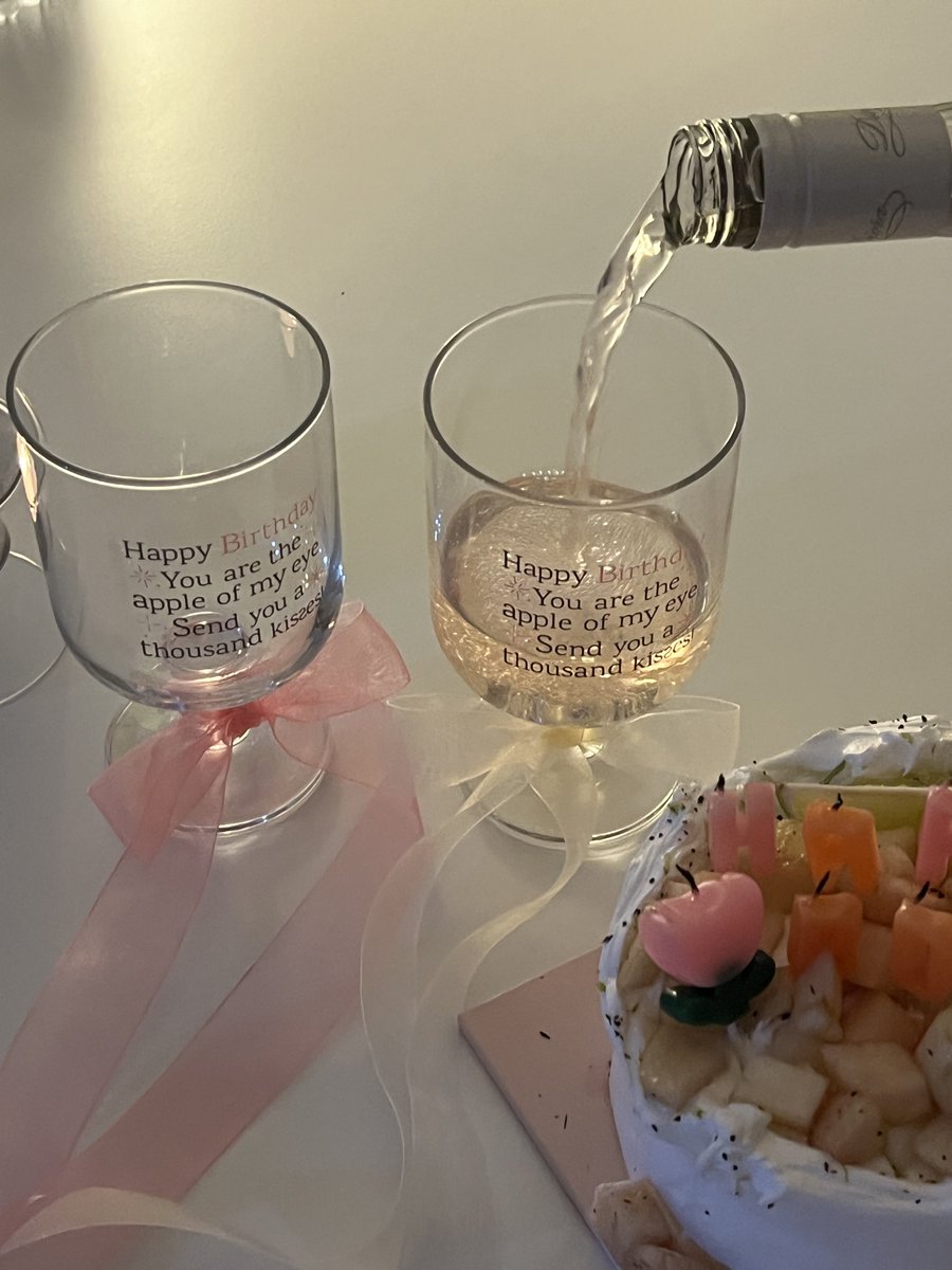 blairlovesss's tweet photo. #rt이벤트 • follow

𝐁𝐢𝐫𝐭𝐡𝐝𝐚𝐲 𝐠𝐨𝐛𝐥𝐞𝐭 🥂💫

생일인 사람도 축하하는 사람도, 생일인 날도 아닌 날도 즐겁길 바라는 마음으로 제작한 고블렛잔이어요. 추첨을 통해 한 분께 버스데이 잔을 선물해 드릴게요! 
제품은 아래 링크에서 구매하실 수 있습니다:) 

https://t.co/2AgPNzwjFS https://t.co/qiTLCnsQlC