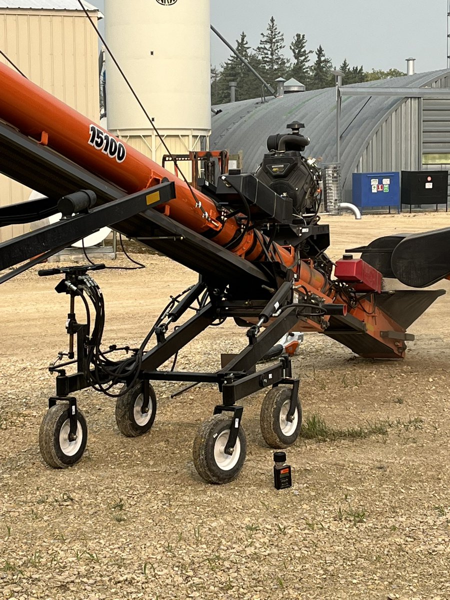 DTimchishen's tweet image. I’m often critical of equipment but I also give credit when it’s due. The new batco 15100 bin loader is a decent piece. Fast and clean. Easy to move around. Looks like a keeper! @72JasonJones