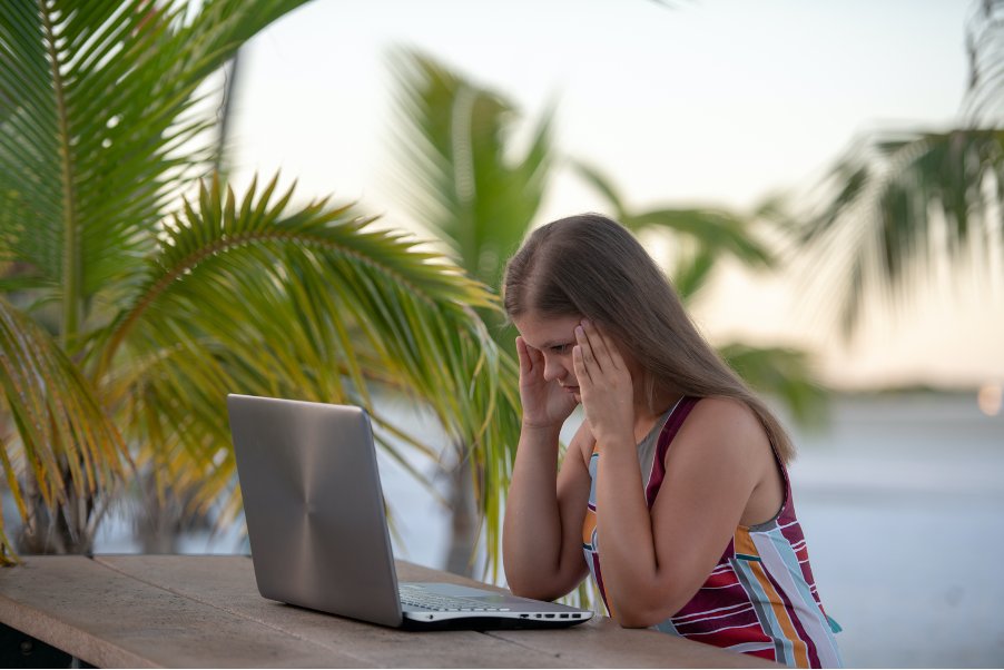 Are emails ruining your vacation? 🏖️Try these 3 practical tips to get your holiday back on track: bit.ly/3OTRAtA #Comms #EmailTips