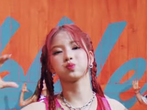 STAYC_GOL's tweet photo. 🥟🍞 song title should change to mandu mochi bread https://t.co/A2ri5j7Npy