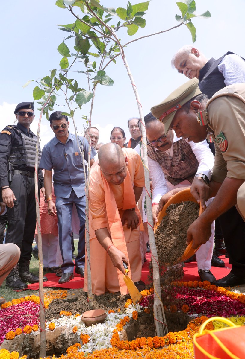 ChiefSecyUP's tweet photo. ऐतिहासिक उपलब्धि!

आज उत्तर प्रदेश में वृहद वृक्षारोपण अभियान के अंतर्गत 35 करोड़ पौधारोपण के लक्ष्य के सापेक्ष 36 करोड़ से अधिक (36,15,98,954) पौधारोपण का कीर्तिमान स्थापित हुआ है। आज के ही दिन मा॰ मुख्यमंत्री जी के आह्वान पर लगभग 06 करोड़ पेड लगाये गये हैं। 

इस विशेष उपलब्धि के लिए मैं प्रदेश के नागरिकों, नागरिक संगठनों, जनप्रतिनिधियों, सभी विभागों, विशेषकर वन विभाग के अधिकारियों/ कर्मचारियों को बहुत-बहुत बधाई देता हूँ। सबके अथक प्रयासों के चलते यह लक्ष्य आज संभव हो सका है। इससे पहले बीती 22 जुलाई को प्रदेश में 30 करोड़ से अधिक वृक्षों का पौधारोपण सम्पन्न हुआ था।