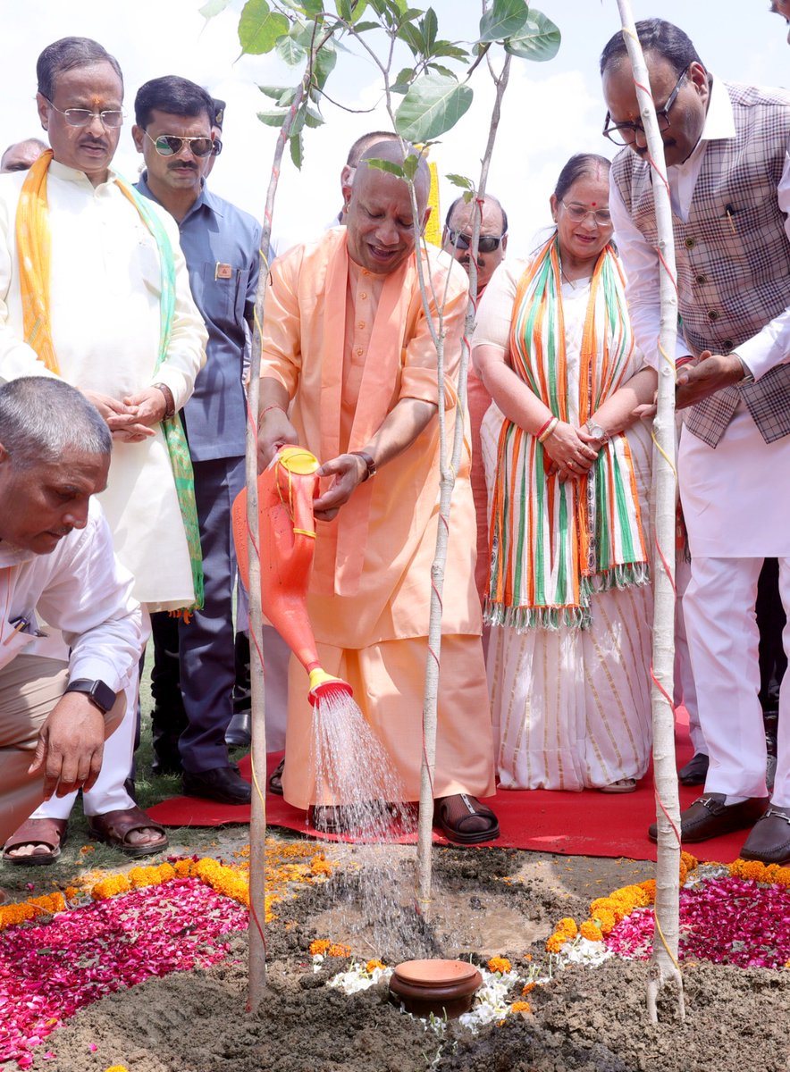 ChiefSecyUP's tweet photo. ऐतिहासिक उपलब्धि!

आज उत्तर प्रदेश में वृहद वृक्षारोपण अभियान के अंतर्गत 35 करोड़ पौधारोपण के लक्ष्य के सापेक्ष 36 करोड़ से अधिक (36,15,98,954) पौधारोपण का कीर्तिमान स्थापित हुआ है। आज के ही दिन मा॰ मुख्यमंत्री जी के आह्वान पर लगभग 06 करोड़ पेड लगाये गये हैं। 

इस विशेष उपलब्धि के लिए मैं प्रदेश के नागरिकों, नागरिक संगठनों, जनप्रतिनिधियों, सभी विभागों, विशेषकर वन विभाग के अधिकारियों/ कर्मचारियों को बहुत-बहुत बधाई देता हूँ। सबके अथक प्रयासों के चलते यह लक्ष्य आज संभव हो सका है। इससे पहले बीती 22 जुलाई को प्रदेश में 30 करोड़ से अधिक वृक्षों का पौधारोपण सम्पन्न हुआ था।