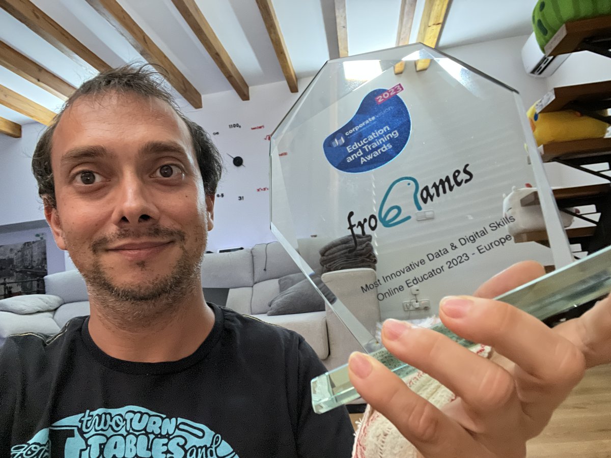 Joan_By's tweet photo. Emprender un nuevo reto nunca es fácil. Triunfar es casi imposible. Hoy @frogames_sl  se enorgullece de haber recibido el #premio #europeo a la plataforma más #innovadora en enseñanza de habilidades digitales del 2023. ¡Nada habría sido posible sin el apoyo de @_emesefe_ !🙏🐸 https://t.co/H3mAlUL6oE