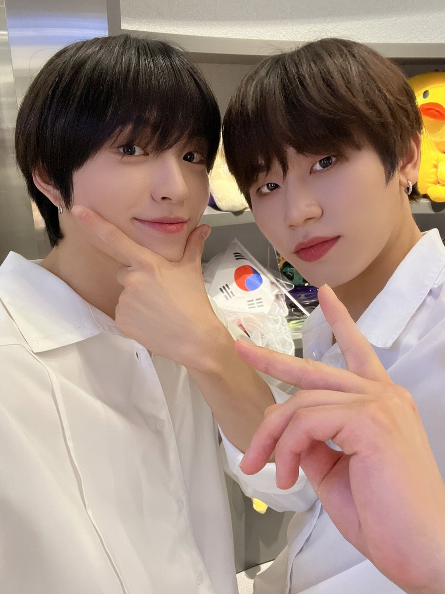 DKB_BRAVE's tweet photo. 레슨즈 찰칵✌️
Lessons Click✌️

#희찬 #HEECHAN #다크비 #DKB
#We_Love_You
#말했잖아 #All_Yours https://t.co/mFRtGTXD4r