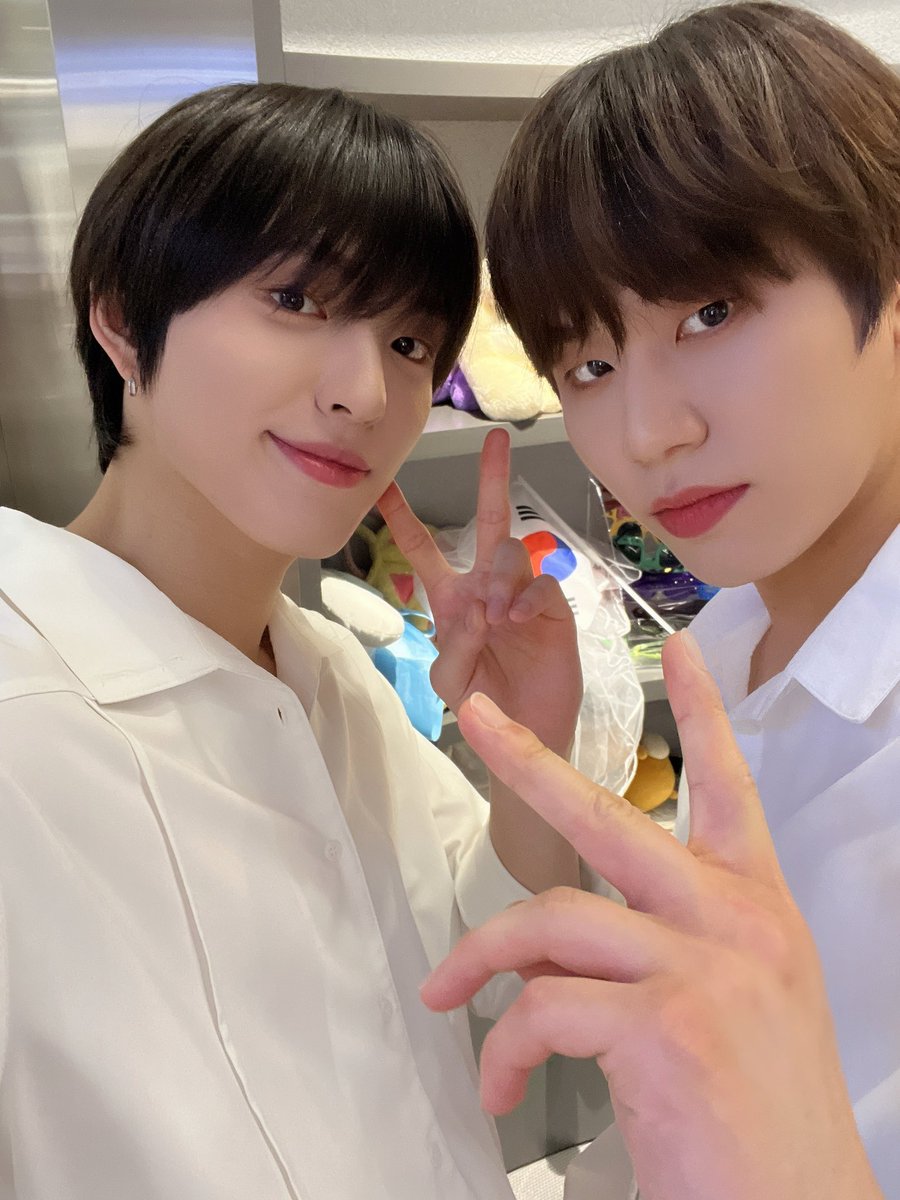 DKB_BRAVE's tweet photo. 레슨즈 찰칵✌️
Lessons Click✌️

#희찬 #HEECHAN #다크비 #DKB
#We_Love_You
#말했잖아 #All_Yours https://t.co/mFRtGTXD4r