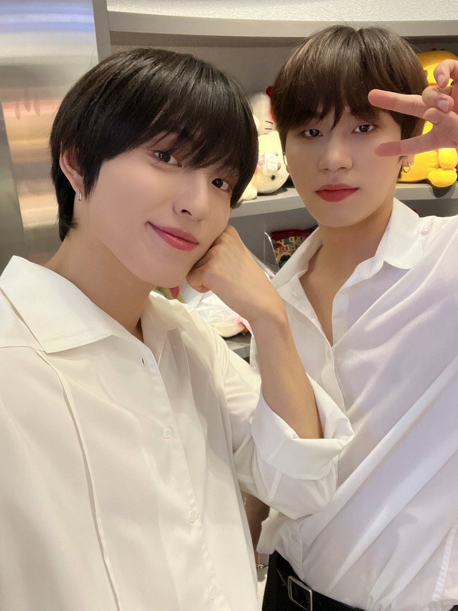 DKB_BRAVE's tweet photo. 레슨즈 찰칵✌️
Lessons Click✌️

#희찬 #HEECHAN #다크비 #DKB
#We_Love_You
#말했잖아 #All_Yours https://t.co/mFRtGTXD4r