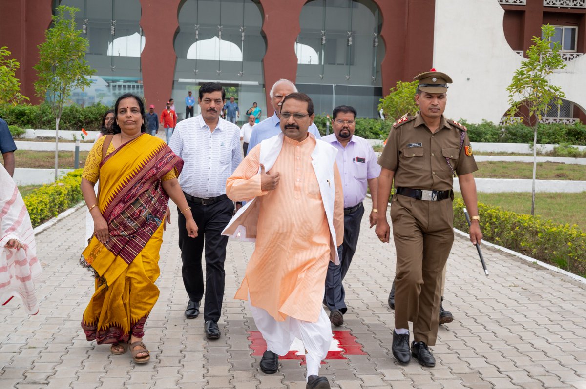 भारतीय परंपरा के अनुसार भारतीय वेशभूषा में ध्वजारोहण के लिए जाते माननीय कुलपति प्रो (डॉ.) केजी सुरेश, साथ में है विश्वविद्यालय के कुलसचिव डॉ. अविनाश बाजपेई l
#IndependenceDay2023 
<a href="/kg_suresh/">Prof (Dr) K G Suresh</a> <a href="/AlumniMcu/">MCU Alumni Cell (पूर्व छात्र प्रकोष्ठ)</a> <a href="/EduMinOfIndia/">Ministry of Education</a> <a href="/highereduminmp/">Higher Education Department, MP</a> <a href="/McuRewa/">MCU REWA PARISAR</a> <a href="/JansamparkMP/">Jansampark MP</a>