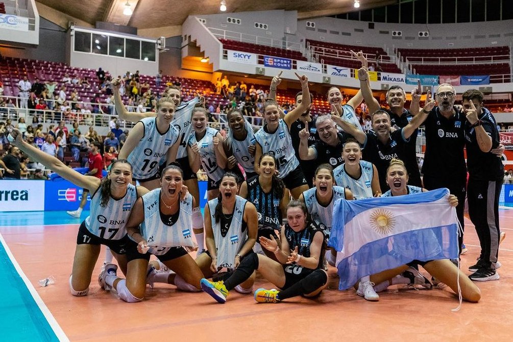 GaboRosen's tweet photo. 🐾🥇 Panteras de oro: viaje al corazón de un equipo que descubrió sensaciones placenteramente desconocidas

🏆🇦🇷 Argentina, campeona de la Copa Panamericana, en las palabras de @vickymayer04, @YasNizetich y el DT Castellani

🔗 Lo leen aquí: https://t.co/A4g8Iy0RHQ https://t.co/tn9JfQmjJV
