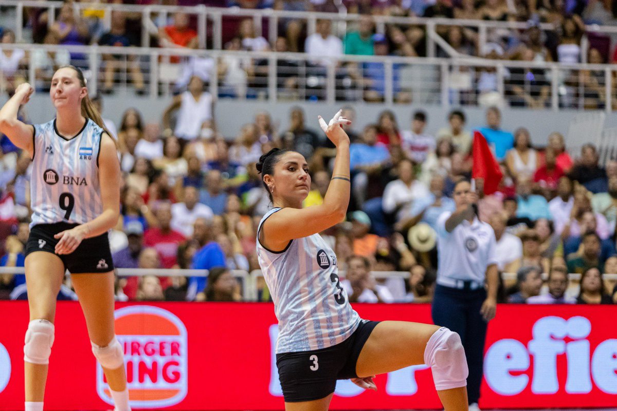 GaboRosen's tweet photo. 🐾🥇 Panteras de oro: viaje al corazón de un equipo que descubrió sensaciones placenteramente desconocidas

🏆🇦🇷 Argentina, campeona de la Copa Panamericana, en las palabras de @vickymayer04, @YasNizetich y el DT Castellani

🔗 Lo leen aquí: https://t.co/A4g8Iy0RHQ https://t.co/tn9JfQmjJV