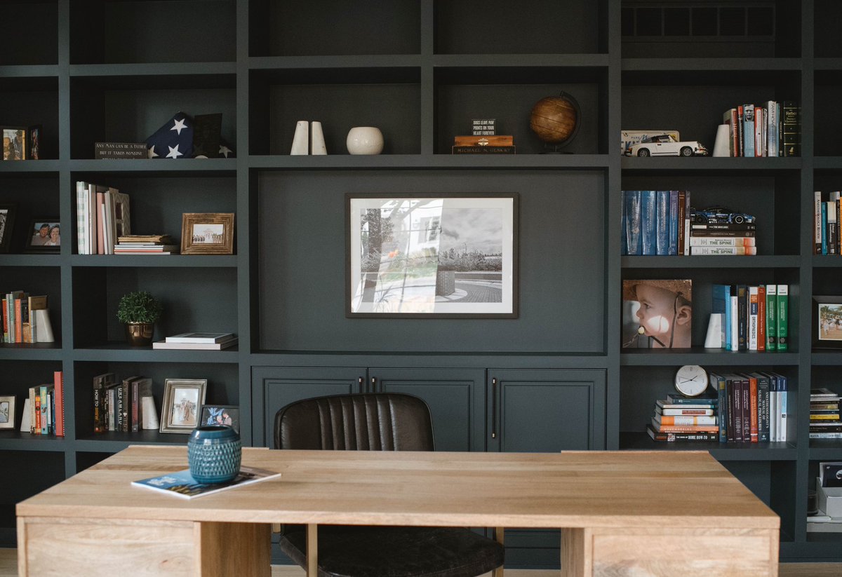 JPCHomebuilder's tweet photo. Natural elements set the tone in this welcoming study. Functional furniture is stylishly paired with traditional pieces and a framed photograph takes center stage.
#Study #Library #HomeOffice #InteriorDesign #CustomShelves #DesignBuild #Craftsmanship #Michigan #BirminghamMI https://t.co/3PBfPxuSZ6