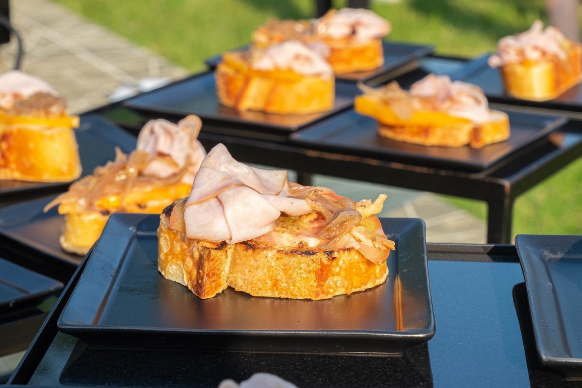 InspiredbyKGS's tweet photo. The sun is hot, but our grills are hotter! Leave all the outdoor feasting to the experts at Inspired at your next event. ☀️😎 Info &amp; booking: tom@inspiredbykgs.com | 312.226.7611 x 811 | https://t.co/o5cHUEWulD 
#InspiredCatering #ChicagoCatering #ChicagoEvents https://t.co/p9j7v9Hdo1