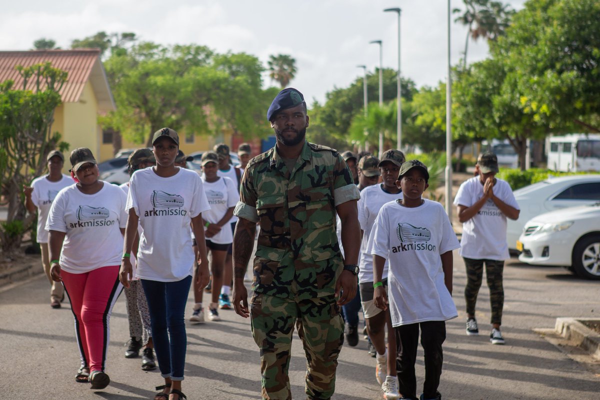 Curaçaose militairen leveren bijdrage aan een sportieve start van het schooljaar 🏃🏽 #Curaçao #schooljaar #sport
