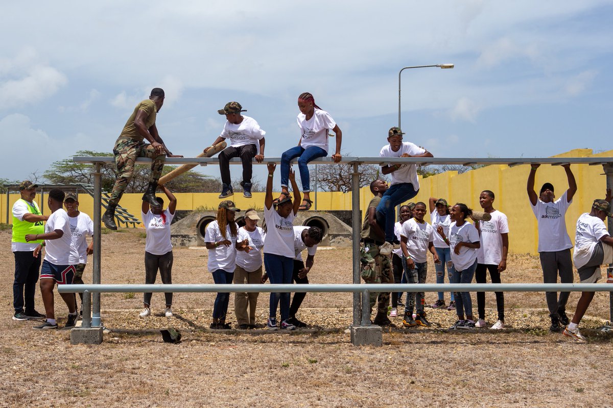 DefensieCarib's tweet photo. Curaçaose militairen leveren bijdrage aan een sportieve start van het schooljaar 🏃🏽 #Curaçao #schooljaar #sport https://t.co/amlXSgOlCq