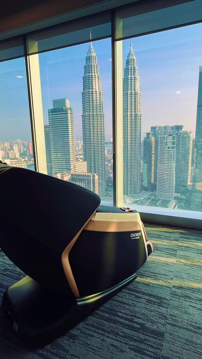 JqLeeJq's tweet image. Oh my @respond_io , I can’t believe we have not one but TWO  massage chairs in the office! And it comes with a VIEW of Malaysia’s Pride - the Twin Towers. 😱 #respondio #respondioNewBeginnings  #officegoals