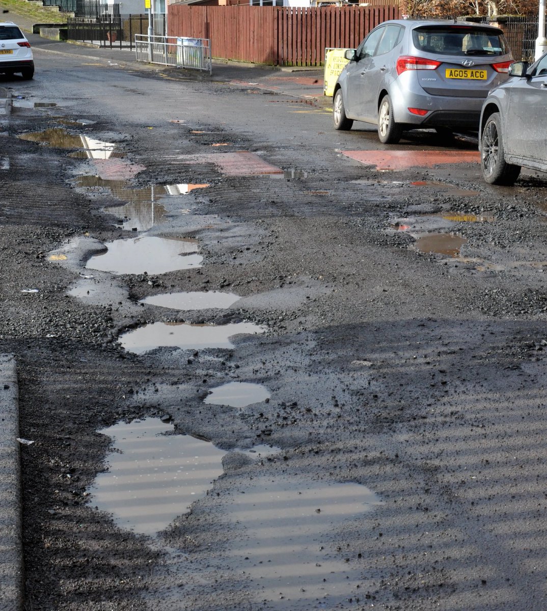 NoContextBrits's tweet photo. Only in Britain would a road look like this. https://t.co/jJoeN6W2go