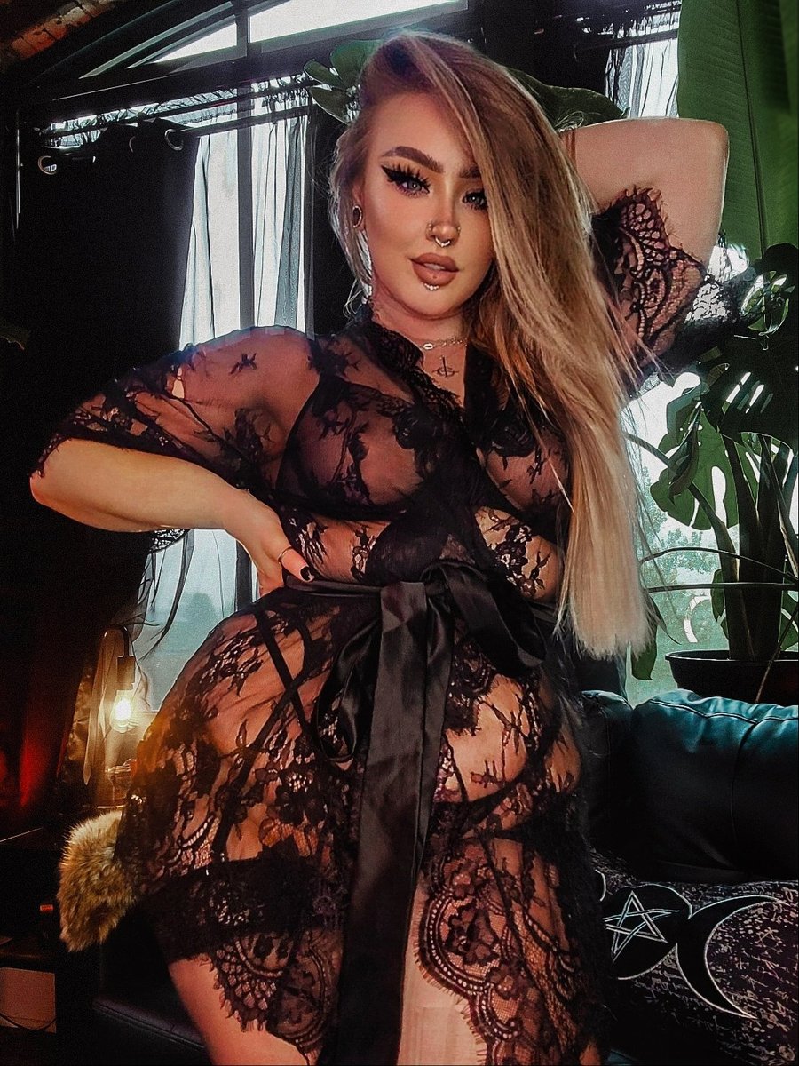 Lichlings's tweet photo. I've got you under my spell 🖤 https://t.co/dSTMXbJ86B