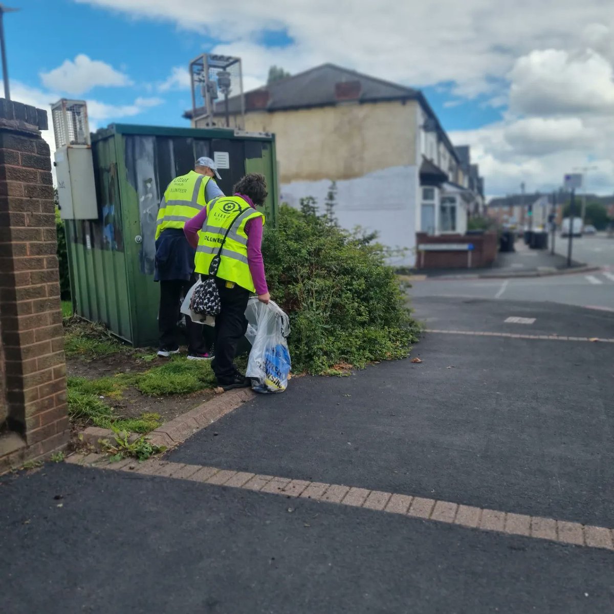 Litterwatch1's tweet photo. The last #sandwellcoronationclean of 2023 with Councillor Suzanne Hartwell and 2 of our #volunteers.
We #litterpicked our way around Blakeley Hall Road, #Oldbury.
7 bags of #litter, a builders bag &amp; 2 broken traffic cones #thankyou #community @SercoESUK @sandwellcouncil https://t.co/DryxDVUETy